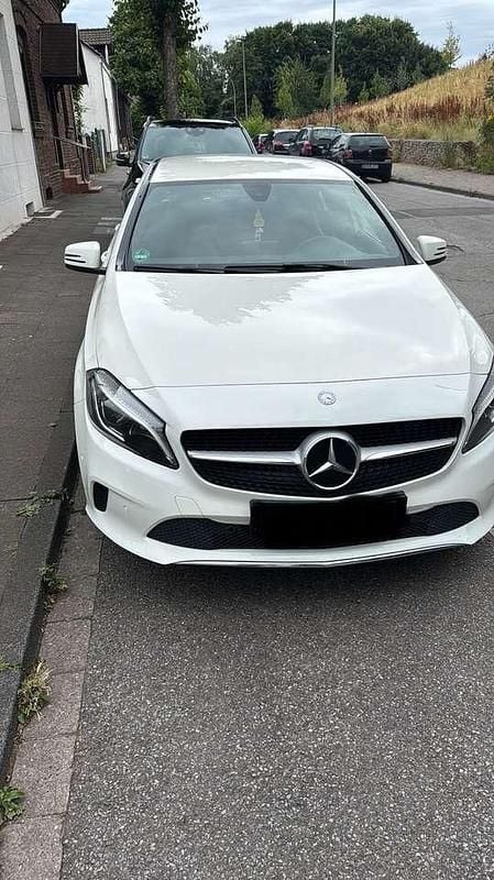 Weiß Gebraucht 2016 Mercedes A160 Style Kleinwagen | 12.999 € (Guter Preis) - Bild 1/4