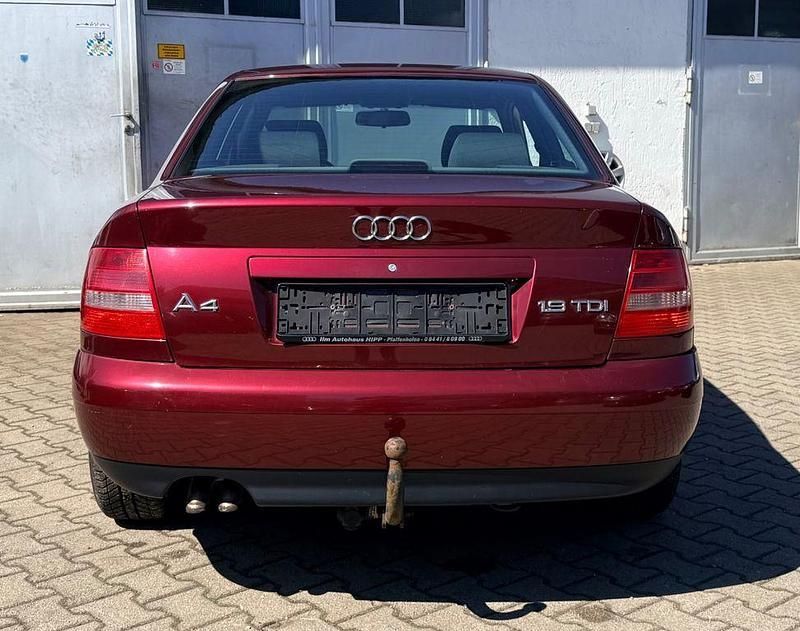 Second-hand Audi A4 90 CP (66 kW) 2000 Roșu Berlinǎ