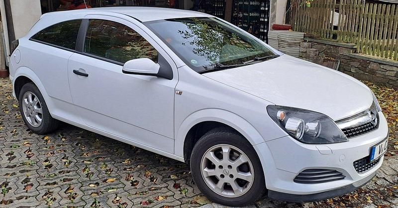 Weiß Gebraucht 2009 Opel Astra GTC Selection Limousine | 2.750 € (Guter Preis) - Bild 1/4