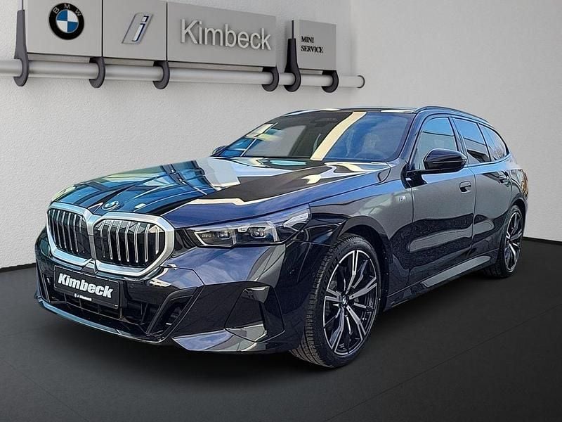 Saphirschwarz metallic Neu 2025 BMW 540 M Sport Kombi | 75.880 € (Superpreis) - Bild 1/4