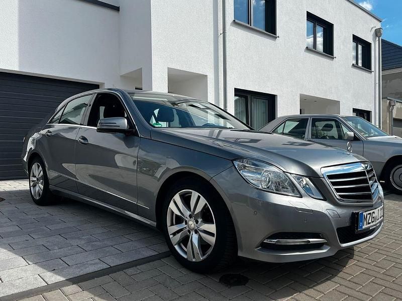 Gebraucht Mercedes E220 Avantgarde 170 PS (125 kW) 2011 Grau Limousine