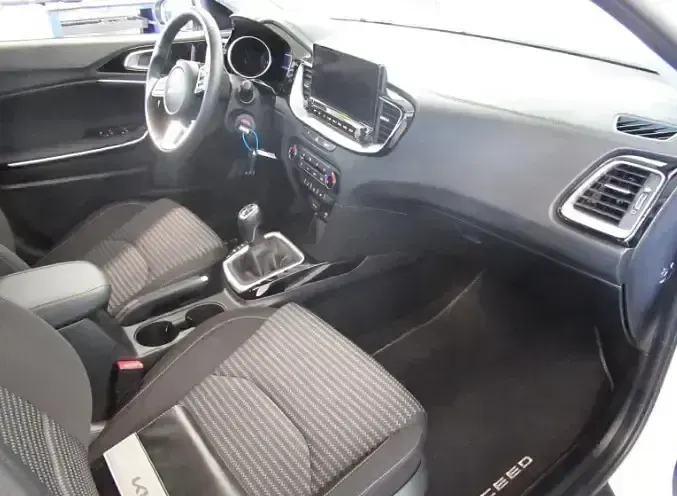 Gebraucht Kia Ceed Vision 101 PS (74 kW) 2024 Weiss Kleinwagen
