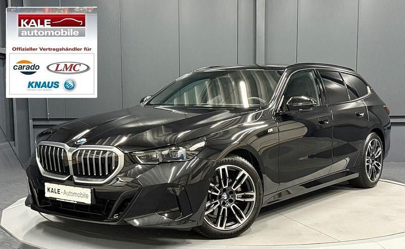 Black sapphire metallic Gebraucht 2024 BMW 520 M Sport Kombi | 52.890 € (Fairer Preis) - Bild 1/4