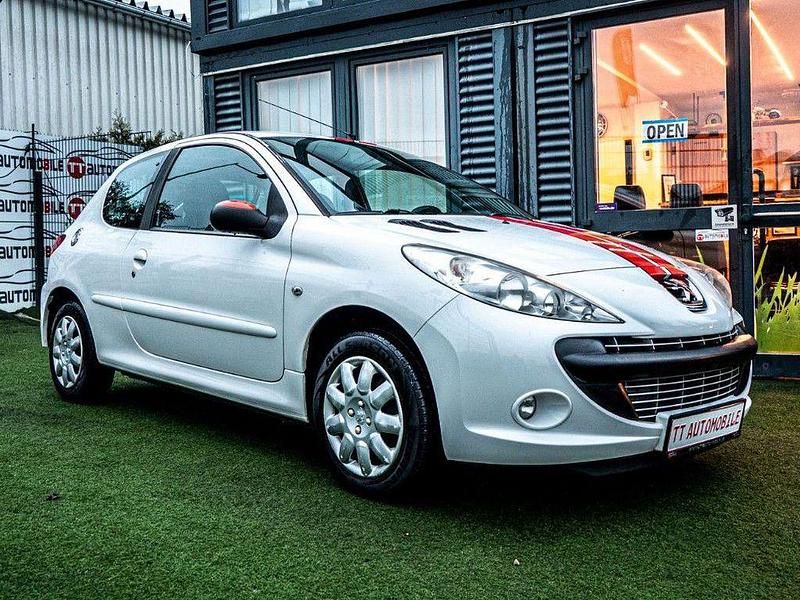 Weiß Gebraucht 2010 Peugeot 206+ Basis Kleinwagen | 2.499 € (Fairer Preis) - Bild 1/4