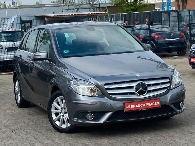 Grau Gebraucht 2014 Mercedes B180 Edition Van / Kleinbus | 11.990 € (Guter Preis) - Bild 1/4