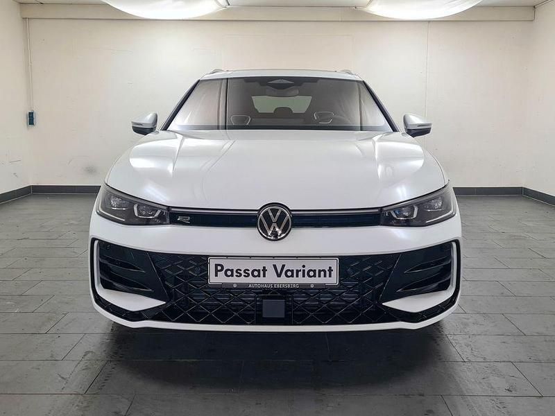 Gebraucht VW Passat R-line 150 PS (110 kW) 2024 Pure white Kombi