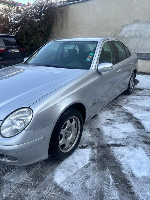 Gebraucht Mercedes E220 150 PS (110 kW) 2005 Silber Limousine