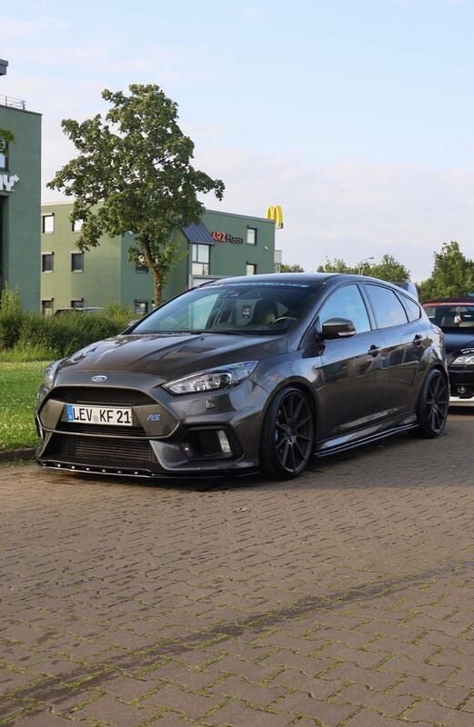 Andere außenfarben Gebraucht 2017 Ford Focus RS Limousine | 27.500 € - Bild 1/4