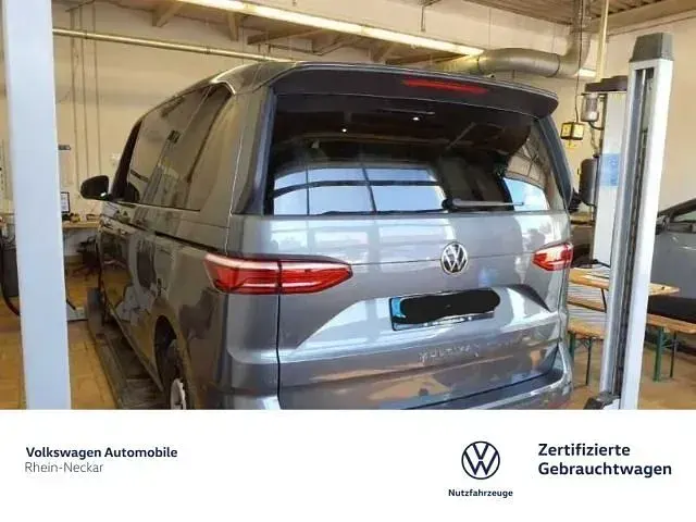 Gebraucht VW Multivan Life 150 PS (110 kW) 2023 Grau Van / Kleinbus