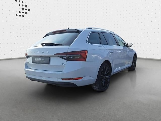 Gebraucht Skoda Superb 218 PS (160 kW) 2023 Moonweiß perleffekt Kombi