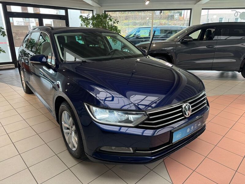 Gebraucht VW Passat Comfortline 150 PS (110 kW) 2017 Atlantic blue metallic Kombi