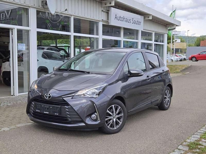 Marlingrau metallic Gebraucht 2020 Toyota Yaris Team Kleinwagen | 14.490 € (Fairer Preis) - Bild 1/4