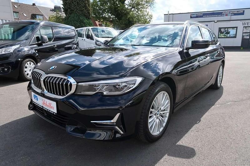Schwarz ii/bonnet fluid black Gebraucht 2021 BMW 330 Luxury Line Kombi | 42.900 € - Bild 1/4