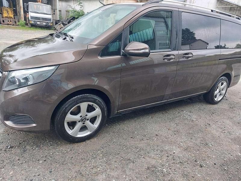 Gebraucht Mercedes V220 Edition 163 PS (119 kW) 2015 Braun Van / Kleinbus