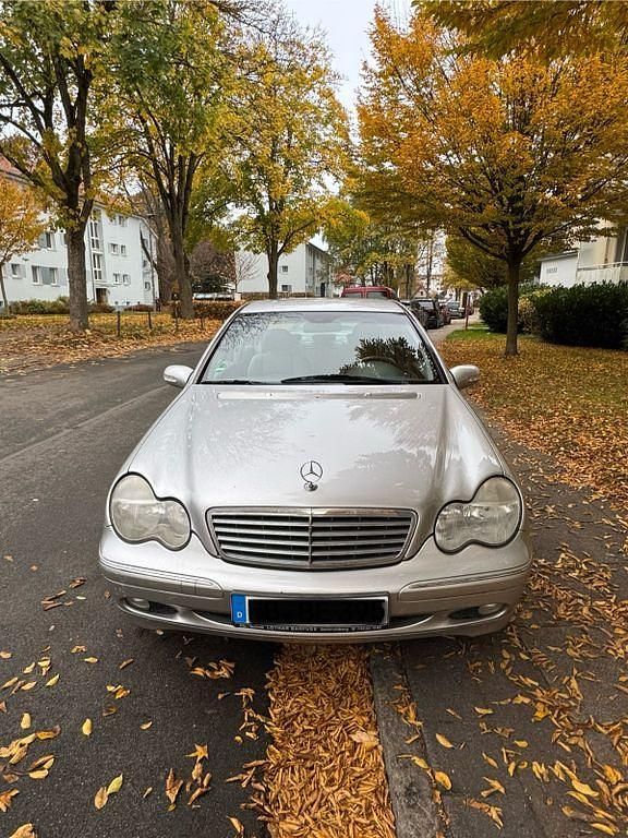 Grau Gebraucht 2000 Mercedes C180 Classic Limousine | 3.750 € (Etwas zu teuer) - Bild 1/4