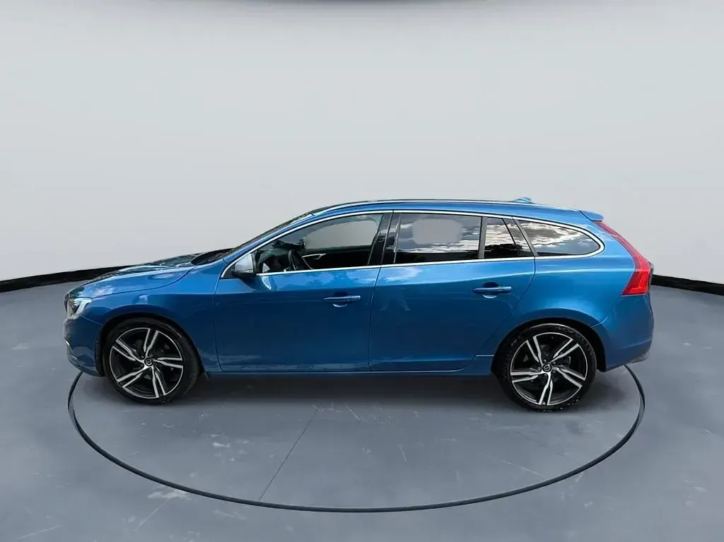 Gebraucht Volvo V60 R-Design Momentum 224 PS (164 kW) 2017 Blau Kombi