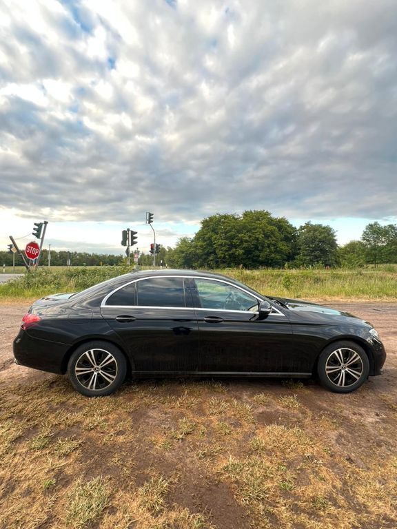 Schwarz Gebraucht 2022 Mercedes E220 Limousine | 22.990 € (Guter Preis) - Bild 1/4