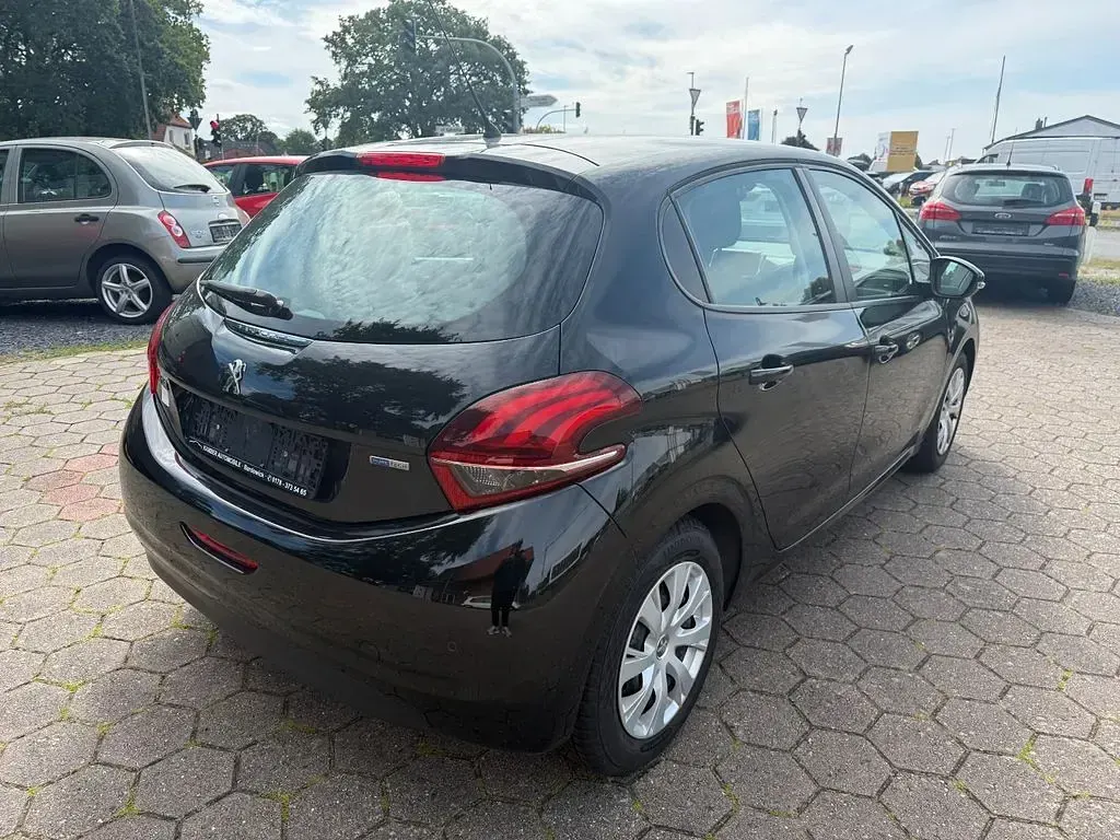 Gebraucht Peugeot 208 Active 82 PS (60 kW) 2017 Schwarz Kleinwagen