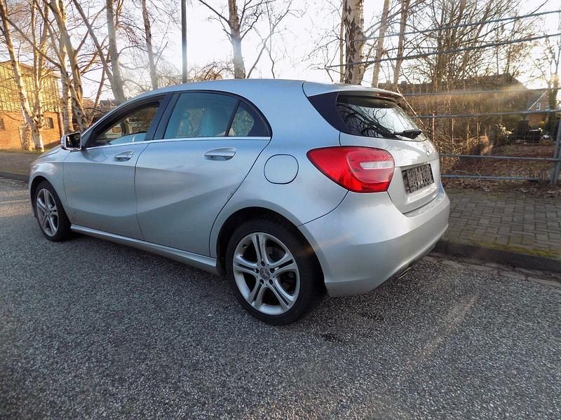 Gebraucht Mercedes A180 122 PS (89 kW) 2013 Silber Limousine