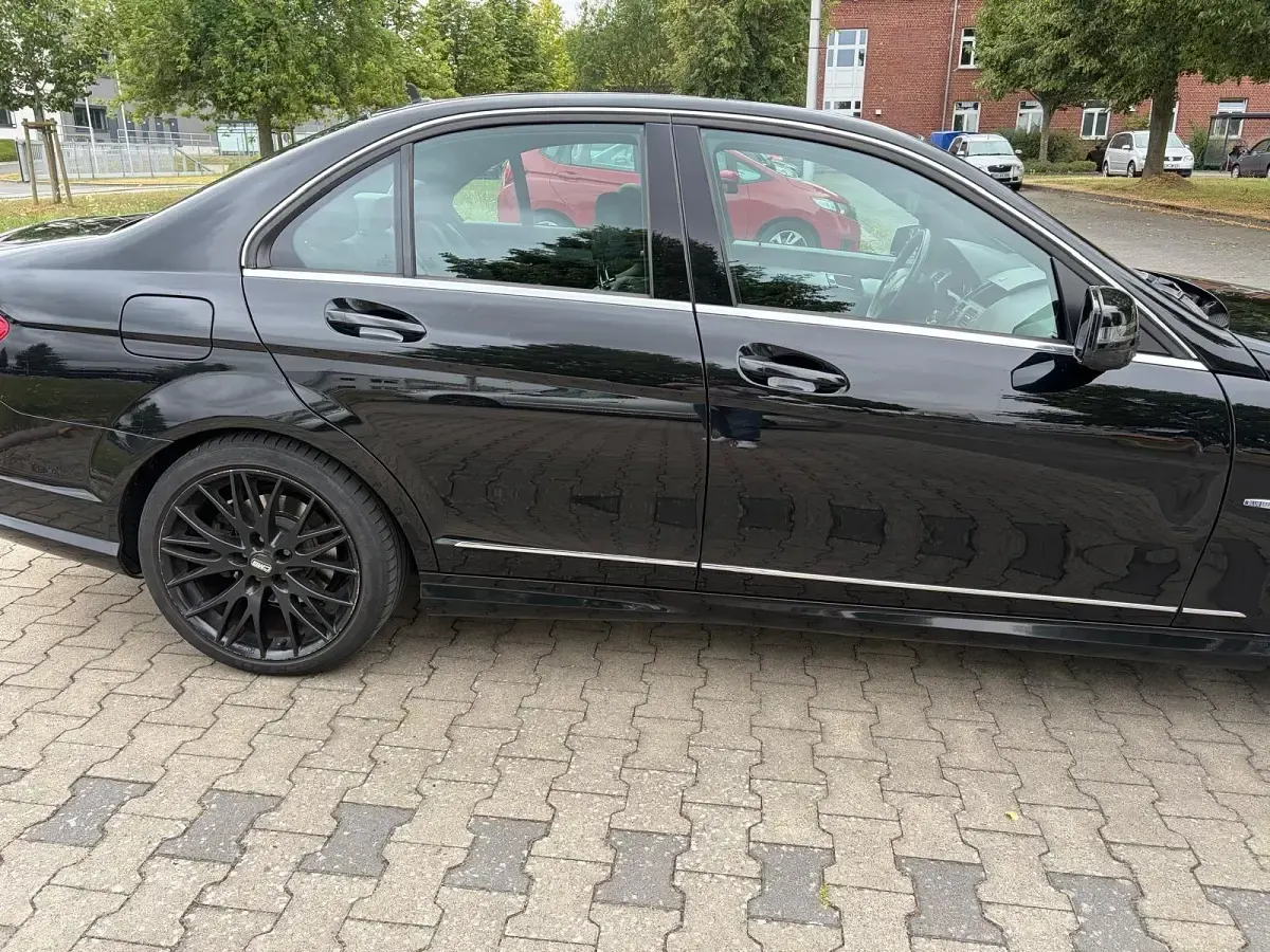 Gebraucht Mercedes C250 204 PS (150 kW) 2010 Schwarz Limousine