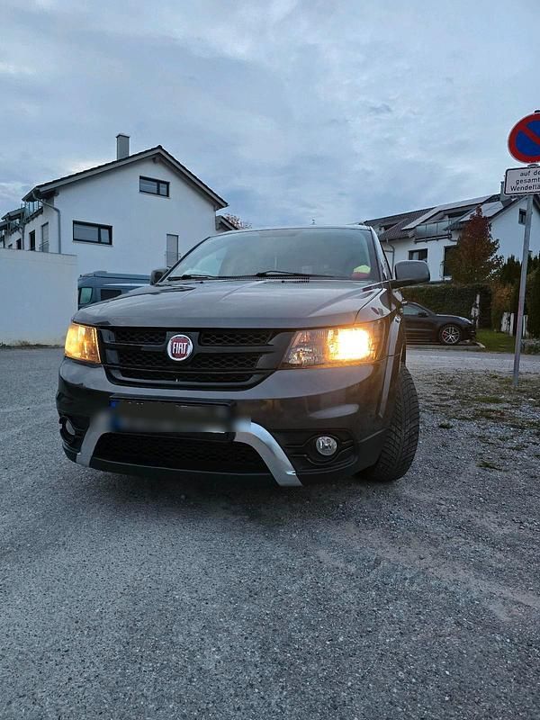 Grau Gebraucht 2015 Fiat Freemont Black Code SUV | 12.499 € (Fairer Preis) - Bild 1/4