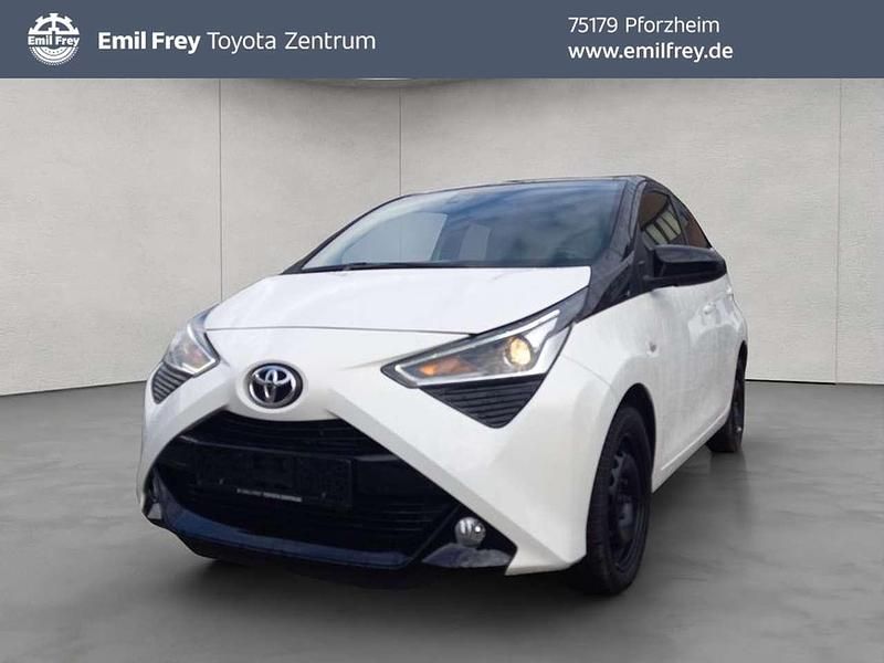 Schneeweiß Gebraucht 2021 Toyota Aygo Kleinwagen | 10.990 € (Fairer Preis) - Bild 1/4
