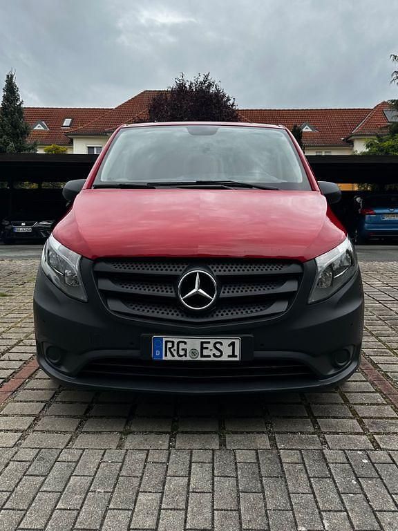 Rot Gebraucht 2016 Mercedes Vito Van / Kleinbus | 17.590 € (Fairer Preis) - Bild 1/4