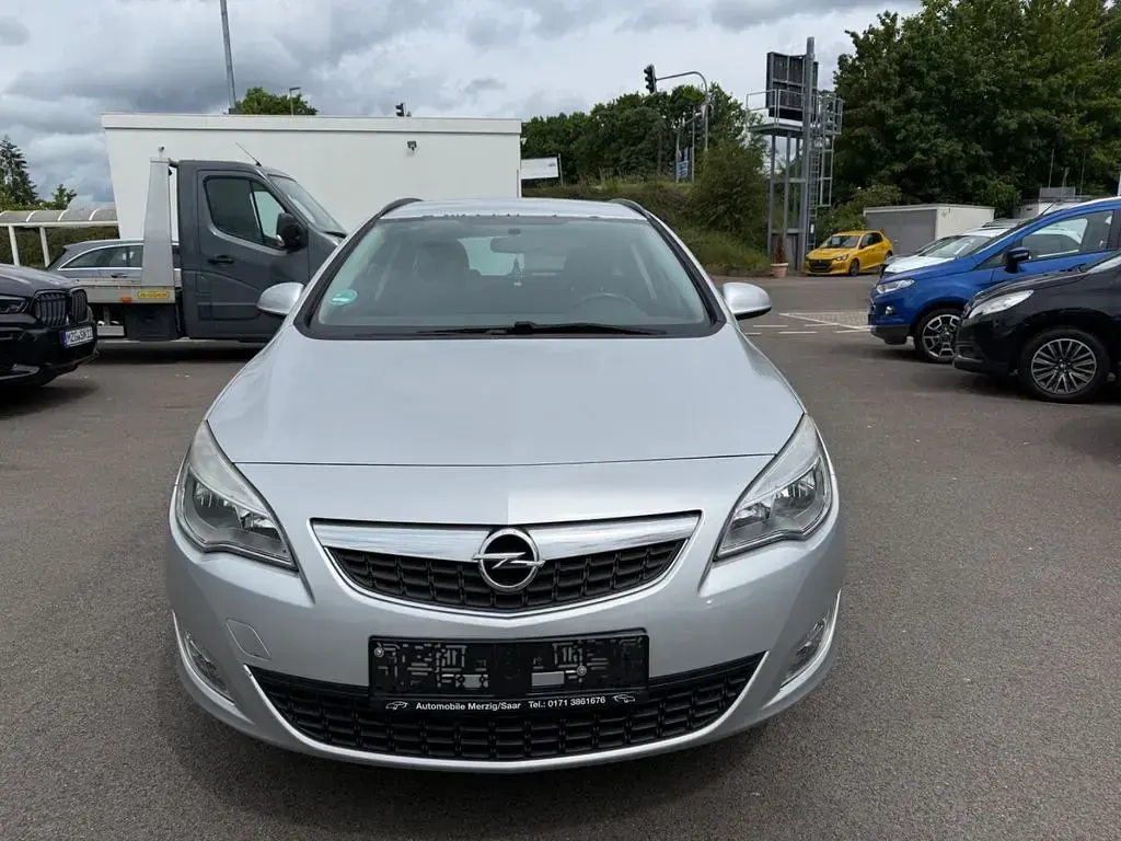 Gebraucht Opel Astra Design Edition 140 PS (102 kW) 2011 Silber Kombi