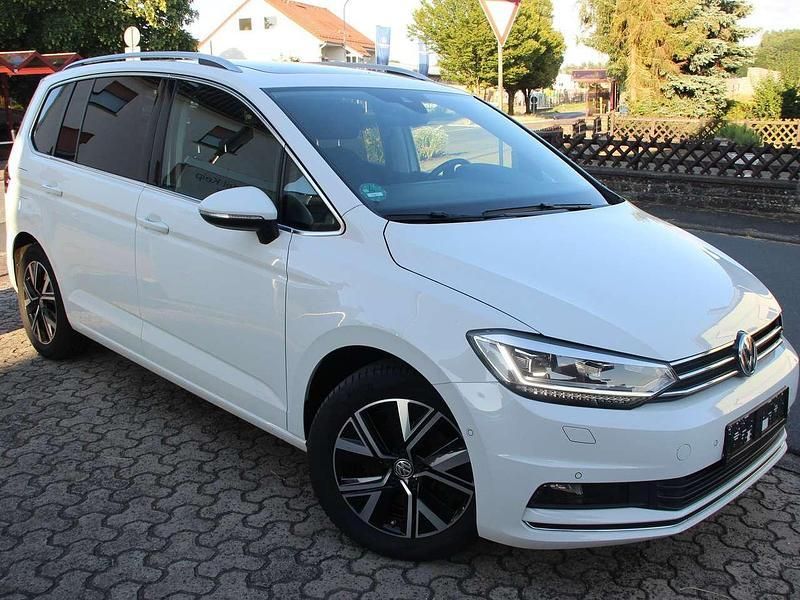 Pure white Gebraucht 2020 VW Touran Highline Van / Kleinbus | 23.990 € (Fairer Preis) - Bild 1/4