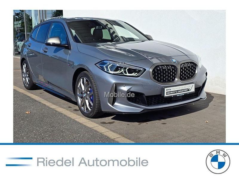 Grau Gebraucht 2024 BMW M135 Sport Line Kleinwagen | 38.640 € (Fairer Preis) - Bild 1/3