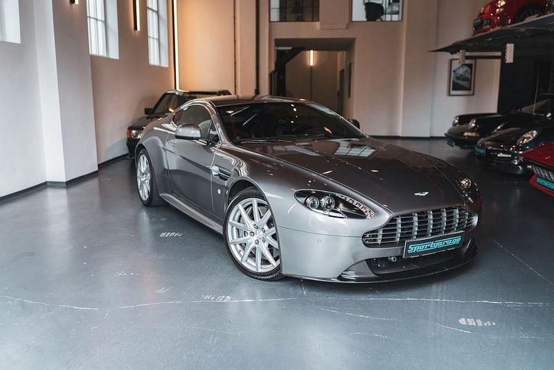 Silber Gebraucht 2011 Aston Martin V8 Vantage Coupé | 69.990 € (Fairer Preis) - Bild 1/4