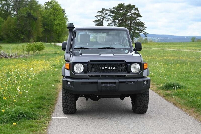 Grau Neu 2024 Toyota Land Cruiser SUV | 64.450 € (Guter Preis) - Bild 1/4