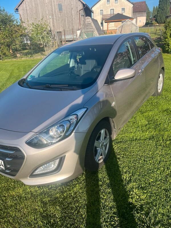 Gold Gebraucht 2016 Hyundai i30 Limousine | 8.990 € (Guter Preis) - Bild 1/4