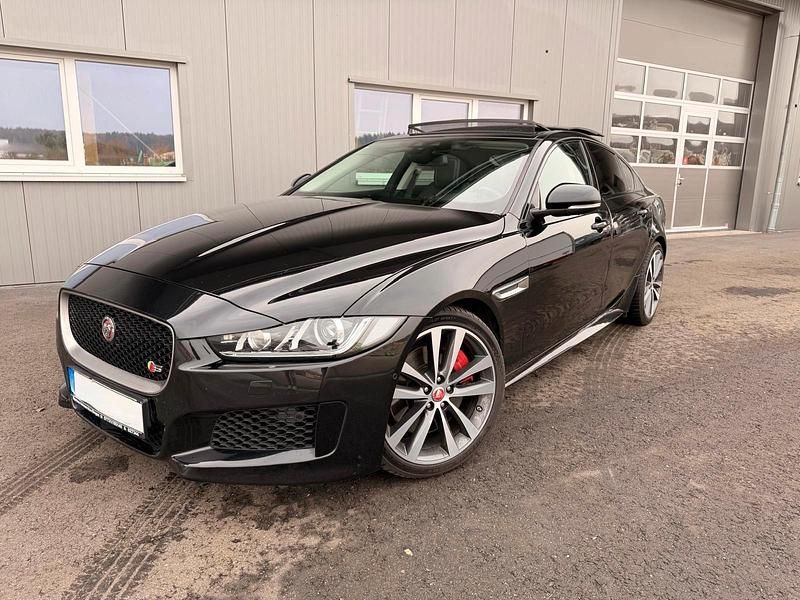 Schwarz Gebraucht 2017 Jaguar XE S Limousine | 28.500 € (Teuer) - Bild 1/4