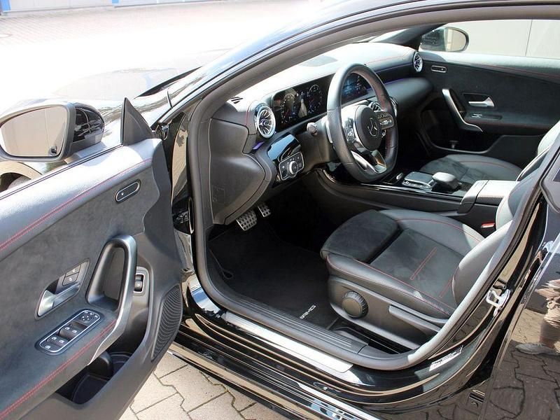 Gebraucht Mercedes CLA200 Shooting Brake AMG 163 PS (119 kW) 2023 Schwarz (metallic) Kombi