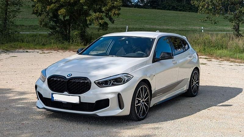 Weiß Gebraucht 2020 BMW M135 Comfort Edition Kleinwagen | 33.000 € (Fairer Preis) - Bild 1/4