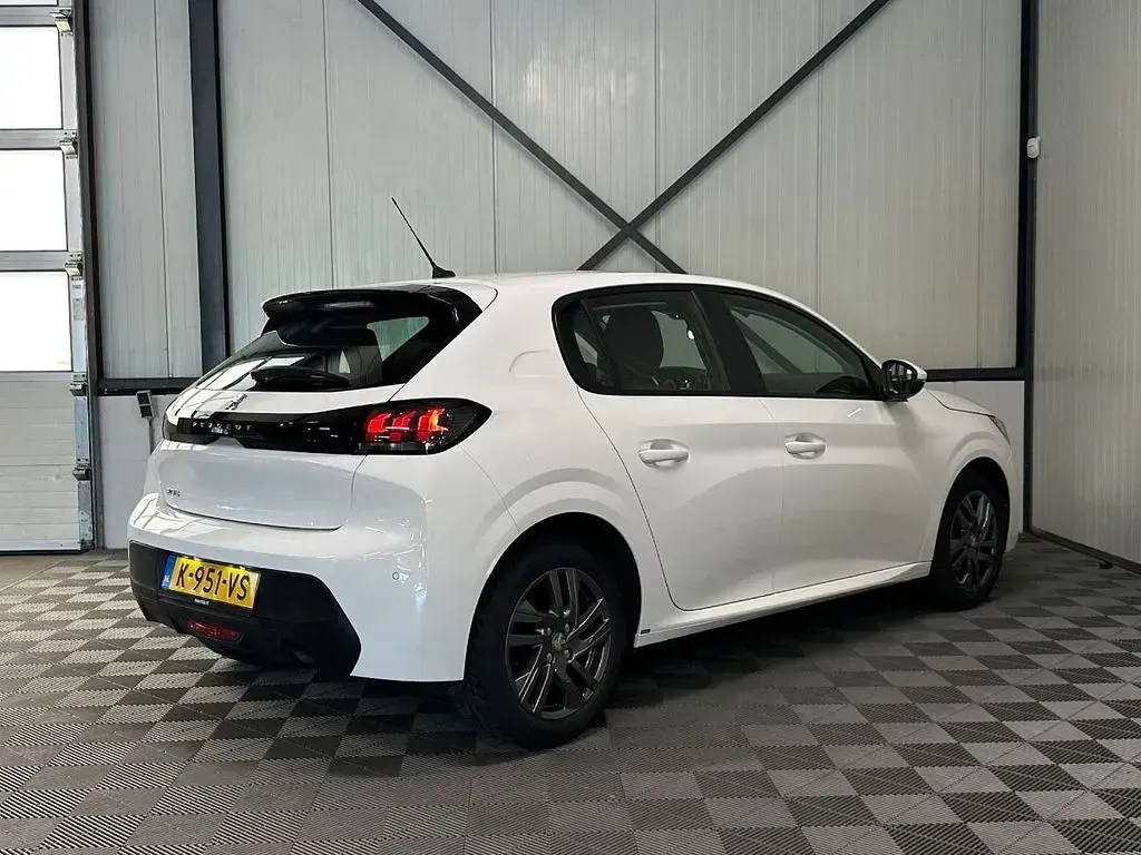 Gebraucht Peugeot 208 Active 73 PS (53 kW) 2021 Weiß Kleinwagen