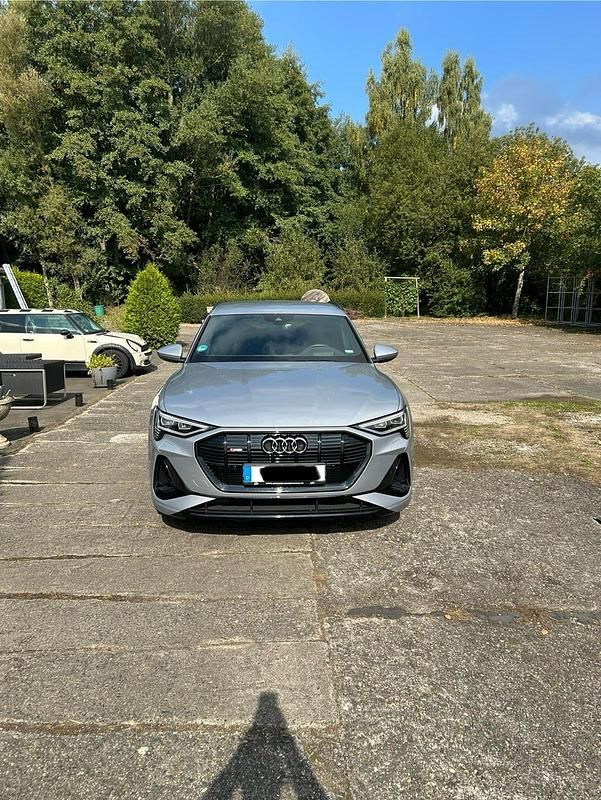 Silber Gebraucht 2021 Audi e-tron S-Line SUV | 28.850 € (Fairer Preis) - Bild 1/4