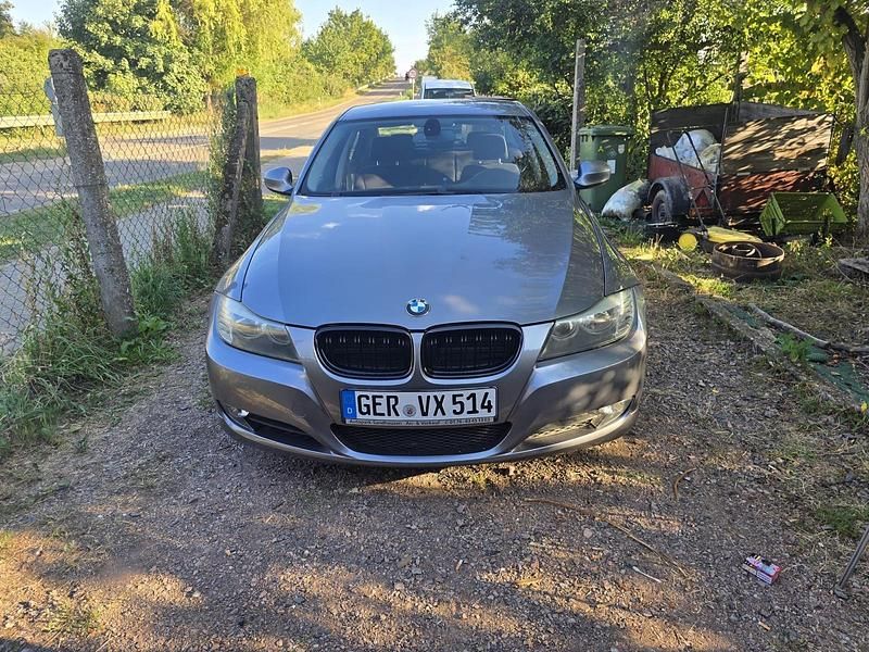 Gebraucht BMW 318 140 PS (102 kW) 2009 Silber Limousine