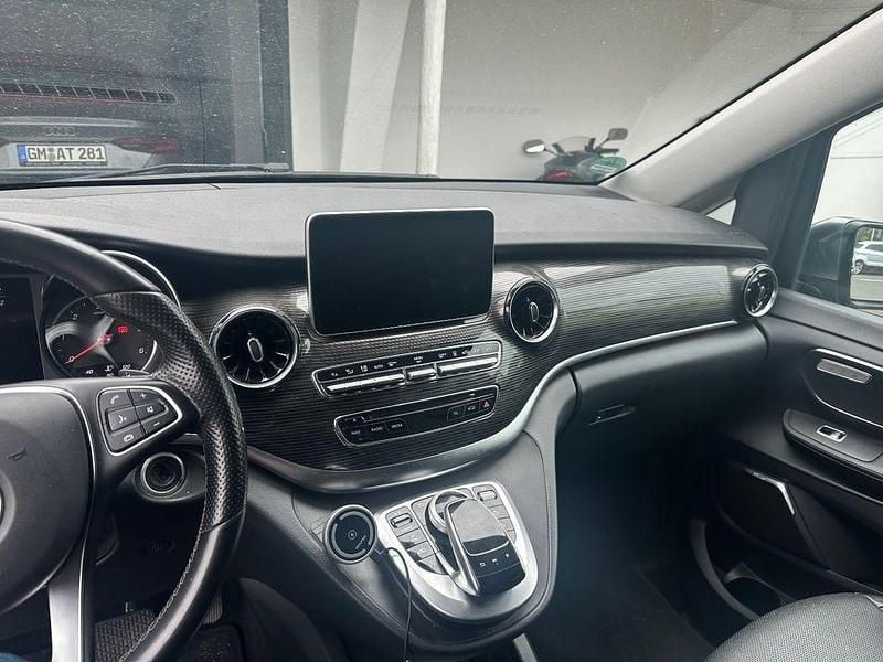 Grau Gebraucht 2019 Mercedes V300 Avantgarde Van / Kleinbus | 49.500 € (Etwas zu teuer) - Bild 1/4