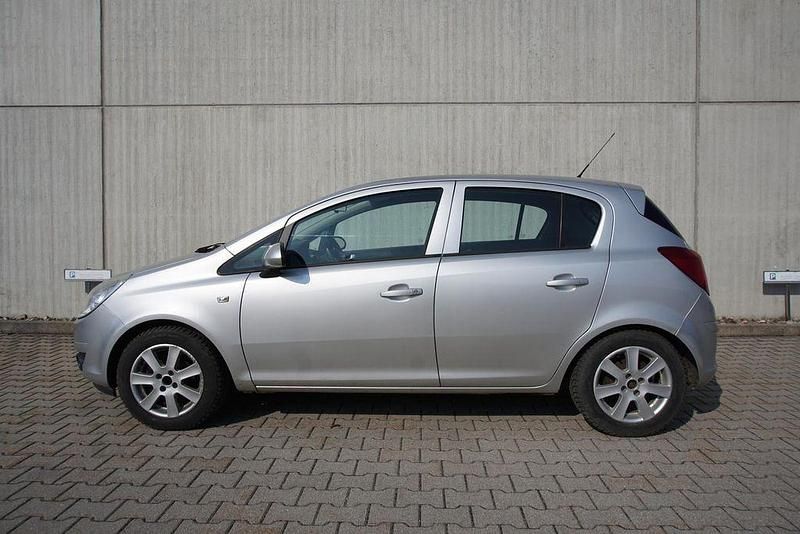 Gebraucht Opel Corsa 80 PS (58 kW) 2009 Starsilber iii m2 Kleinwagen