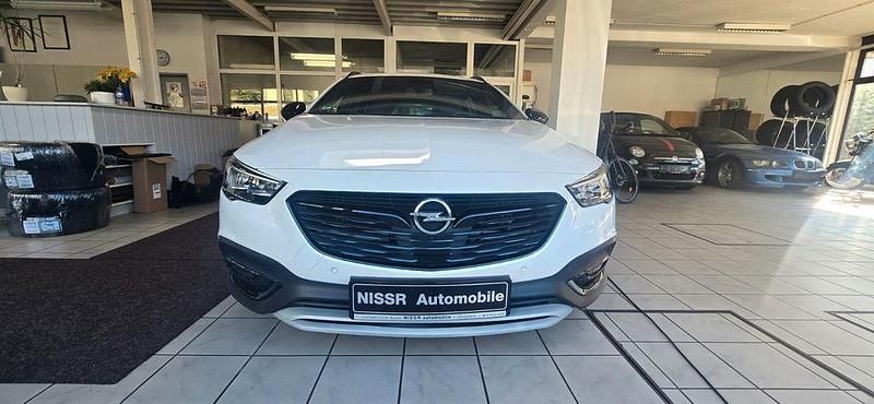 Weiß Gebraucht 2018 Opel Insignia Country Tourer Exklusiv Kombi | 15.900 € (Guter Preis) - Bild 1/4