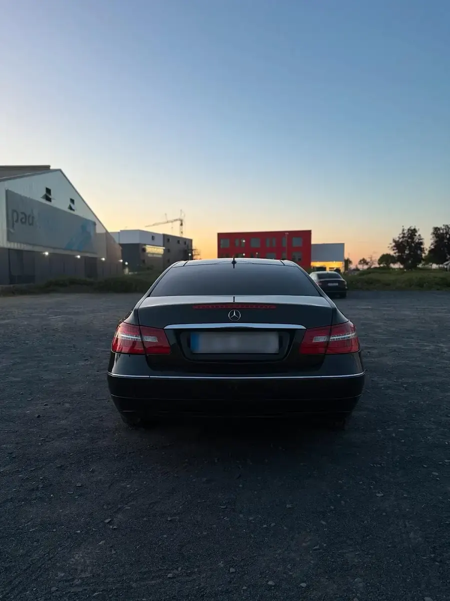 Gebraucht Mercedes E250 204 PS (150 kW) 2010 Schwarz Coupé