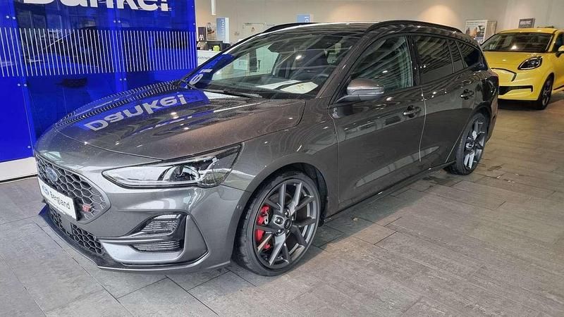 Magnetic metallic grau Gebraucht 2023 Ford Focus ST Kombi | 36.990 € (Etwas zu teuer) - Bild 1/4