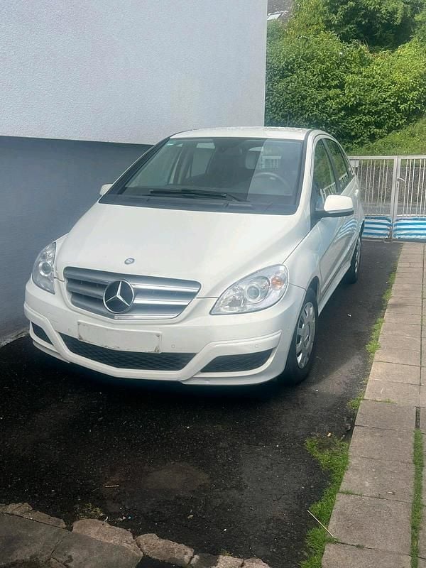 Weiß Gebraucht 2010 Mercedes B180 Van / Kleinbus | 4.300 € - Bild 1/4