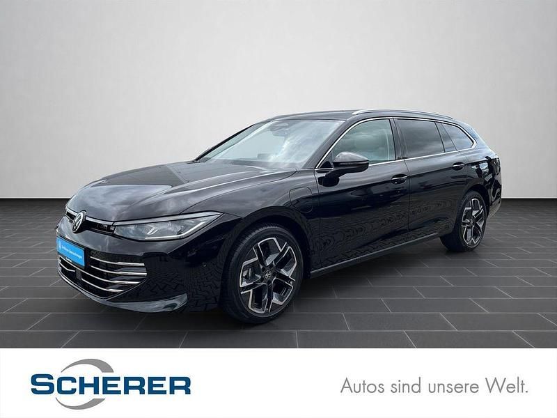 Grenadillschwarz metallic Gebraucht 2024 VW Passat Elegance Kombi | 41.900 € (Superpreis) - Bild 1/3