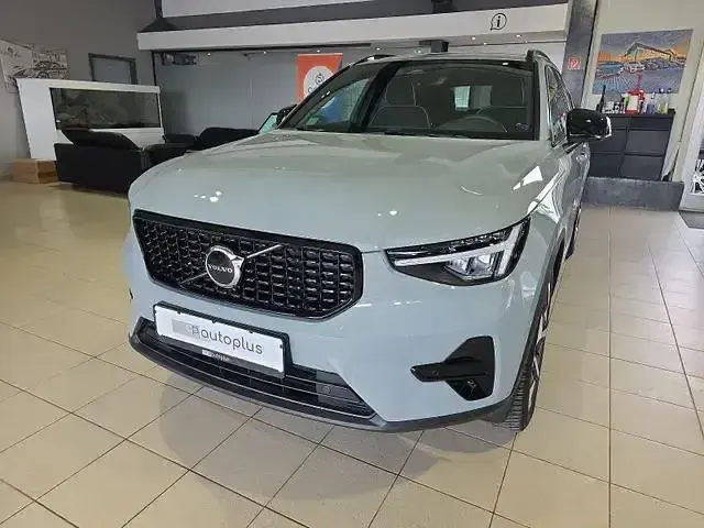 Używany Volvo XC40 Plus 197 KM (144 kW) 2024 Szary SUV