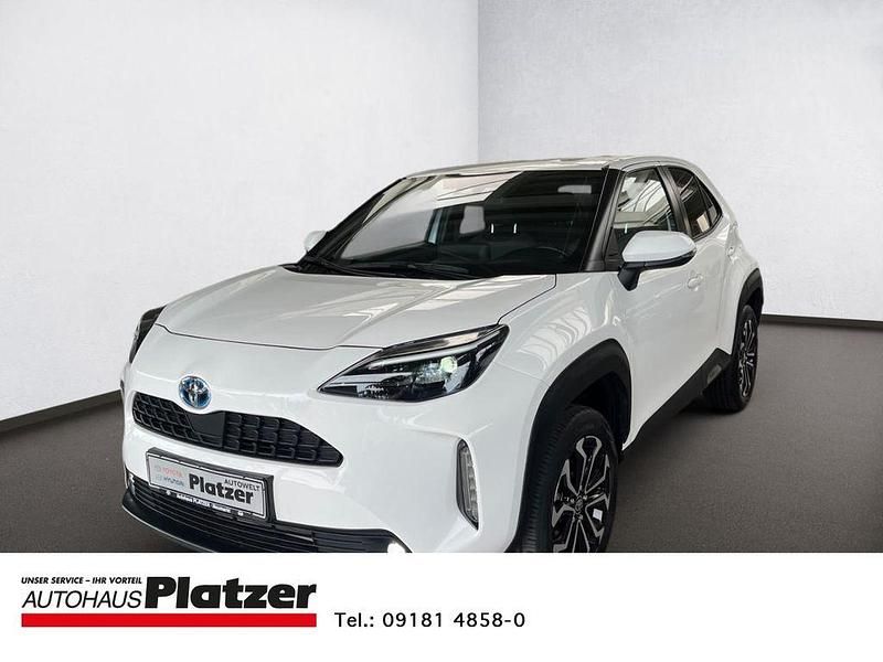 Weiss Gebraucht 2022 Toyota Yaris Cross Team SUV | 22.980 € (Superpreis) - Bild 1/4