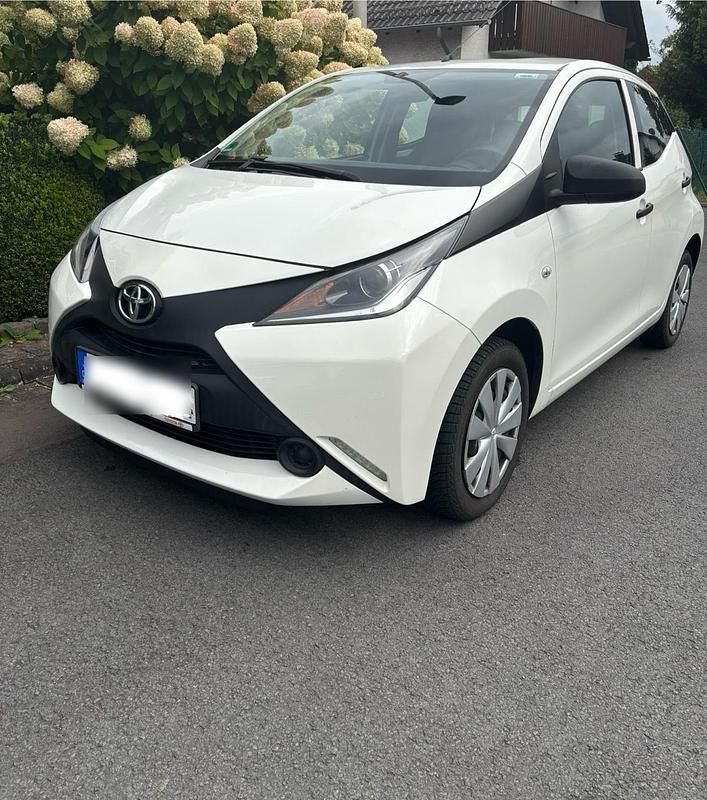 Weiß Gebraucht 2015 Toyota Aygo Kleinwagen | 5.999 € (Guter Preis) - Bild 1/4