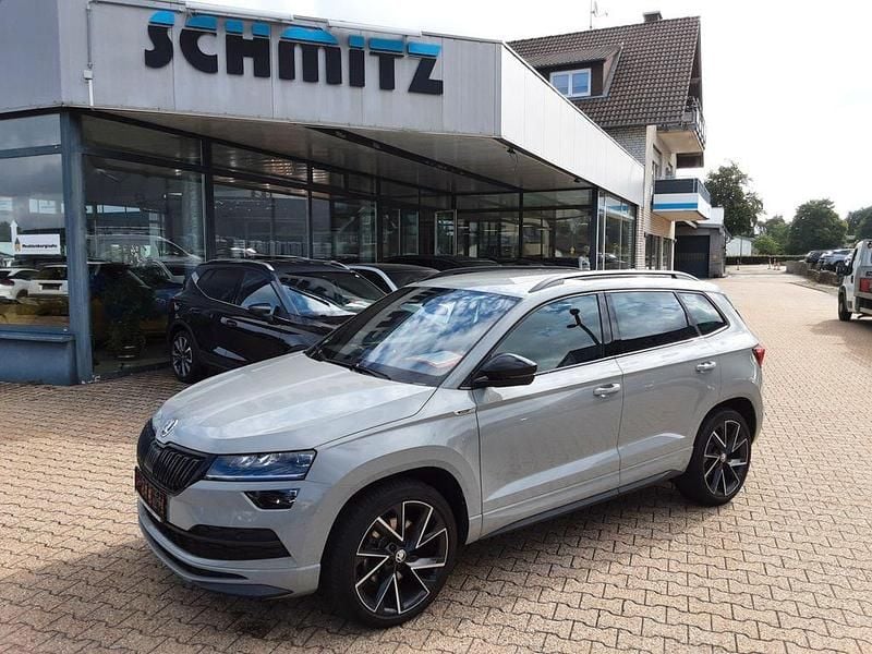 Seda steel/steel grau Gebraucht 2021 Skoda Karoq SportLine SUV | 31.990 € (Fairer Preis) - Bild 1/4